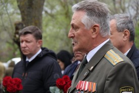 На городском кладбище открыли мемориальную доску Герою РФ  Александру Антонову